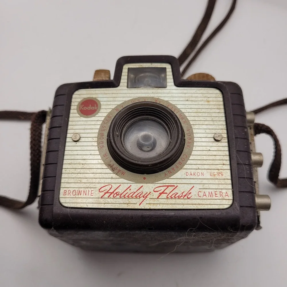 Vintage Kodak Brownie Holiday Flash Camera Dakon Lens Brown Bakelite 127 Film